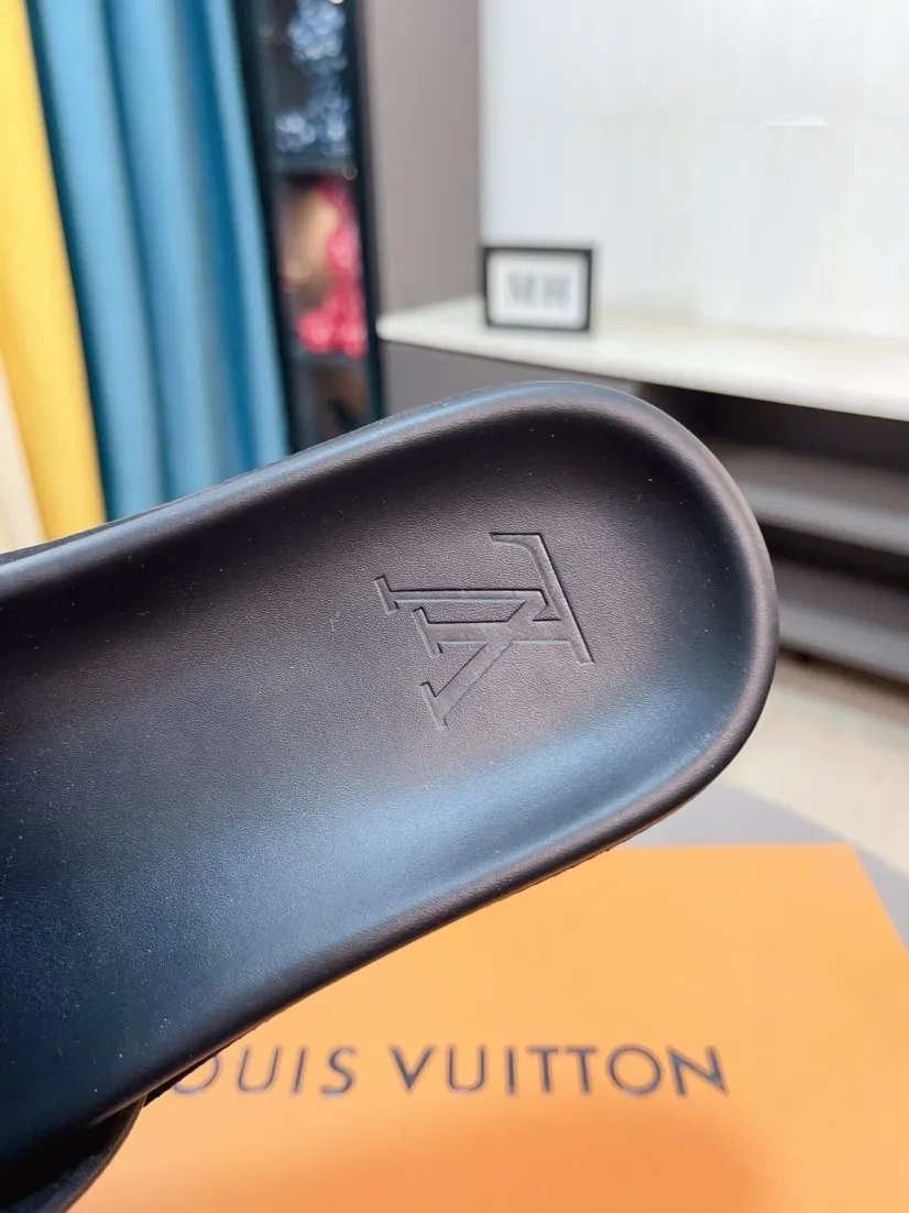 Ex-factory price 320🌹🌹 (lv-Louis Vuitton) new men's sandals, high-end boutique, exquisite embossed logo decoration on the upper, fine workmanship, super soft soles, casual, loose and comfortable, a must-have in summer! \nsize：38-44
